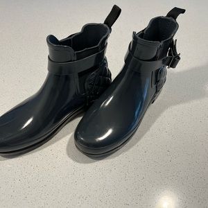 hunter quilted ankle booties, size 7 color dark grey.